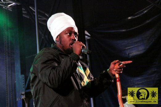 Ras Shiloh (USA) with Lloyd Parks We The People Band 19. Reggae Jam Festival, Bersenbrueck 03.08.2013 (17).JPG